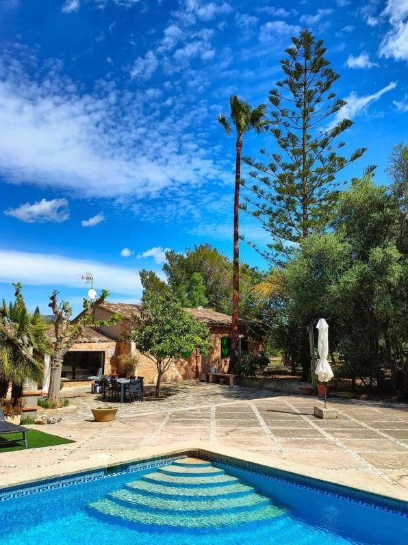 Jardín con piscina
