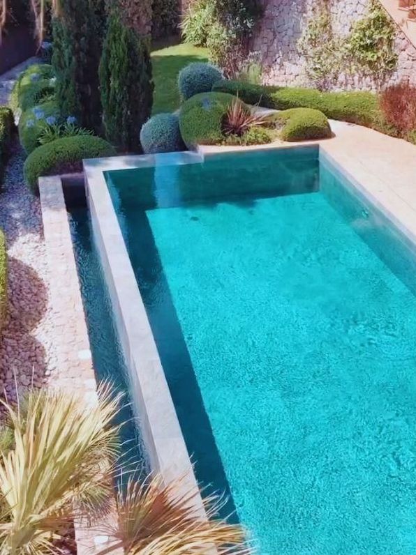 Piscina entre plantación